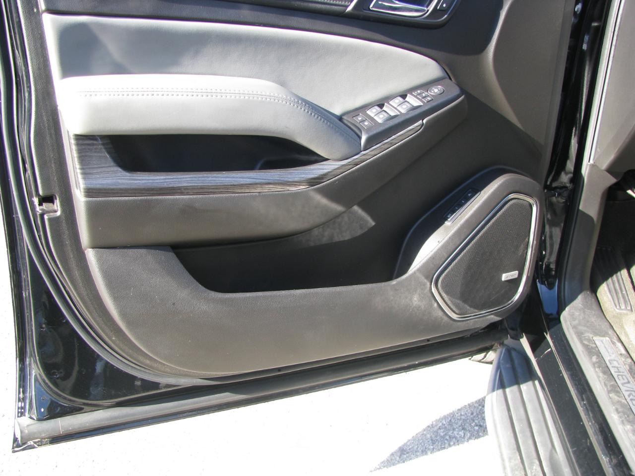 Chevrolet Suburban 4WD 4dr 1500 LT 2017