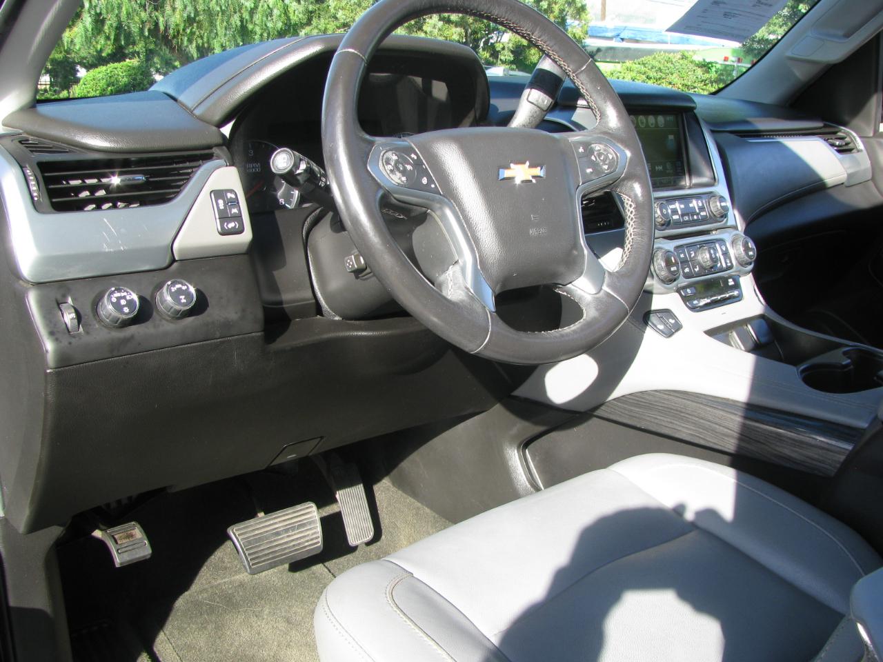 Chevrolet Suburban 4WD 4dr 1500 LT 2017