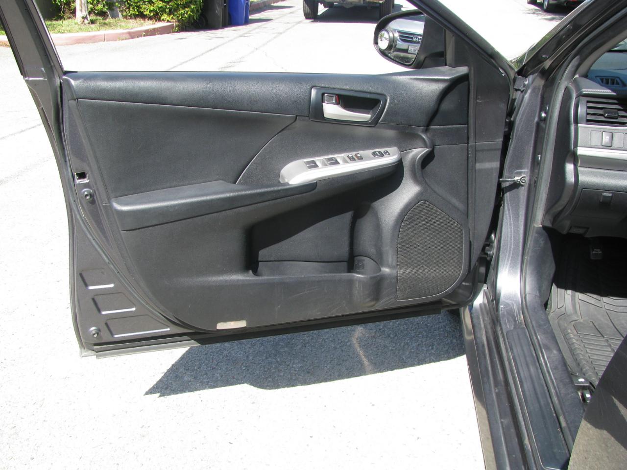 Toyota Camry 4dr Sdn I4 Auto SE (Natl) 2013