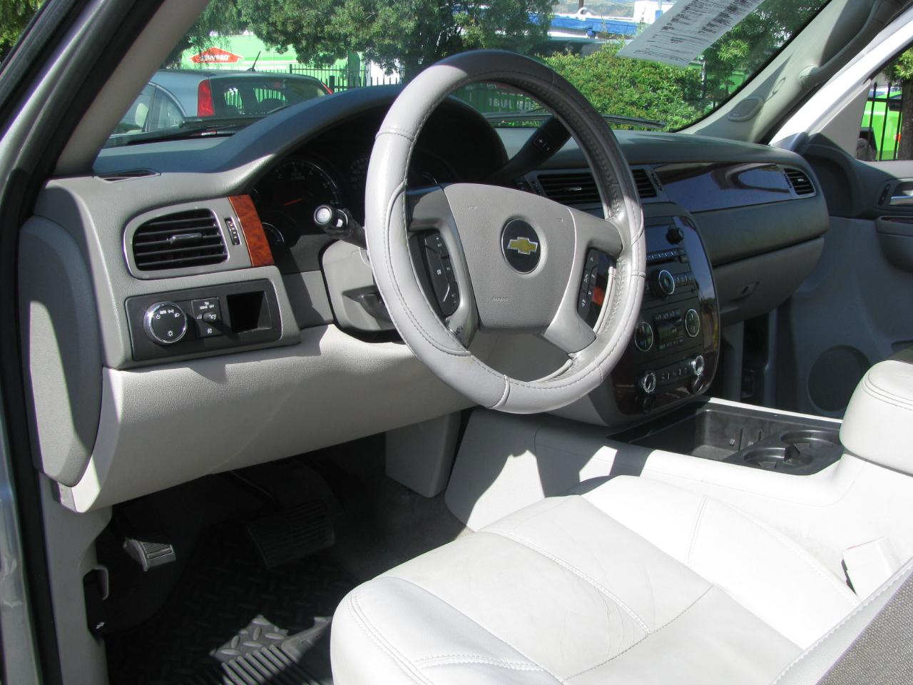 Chevrolet Suburban 2WD 4dr LT 2014