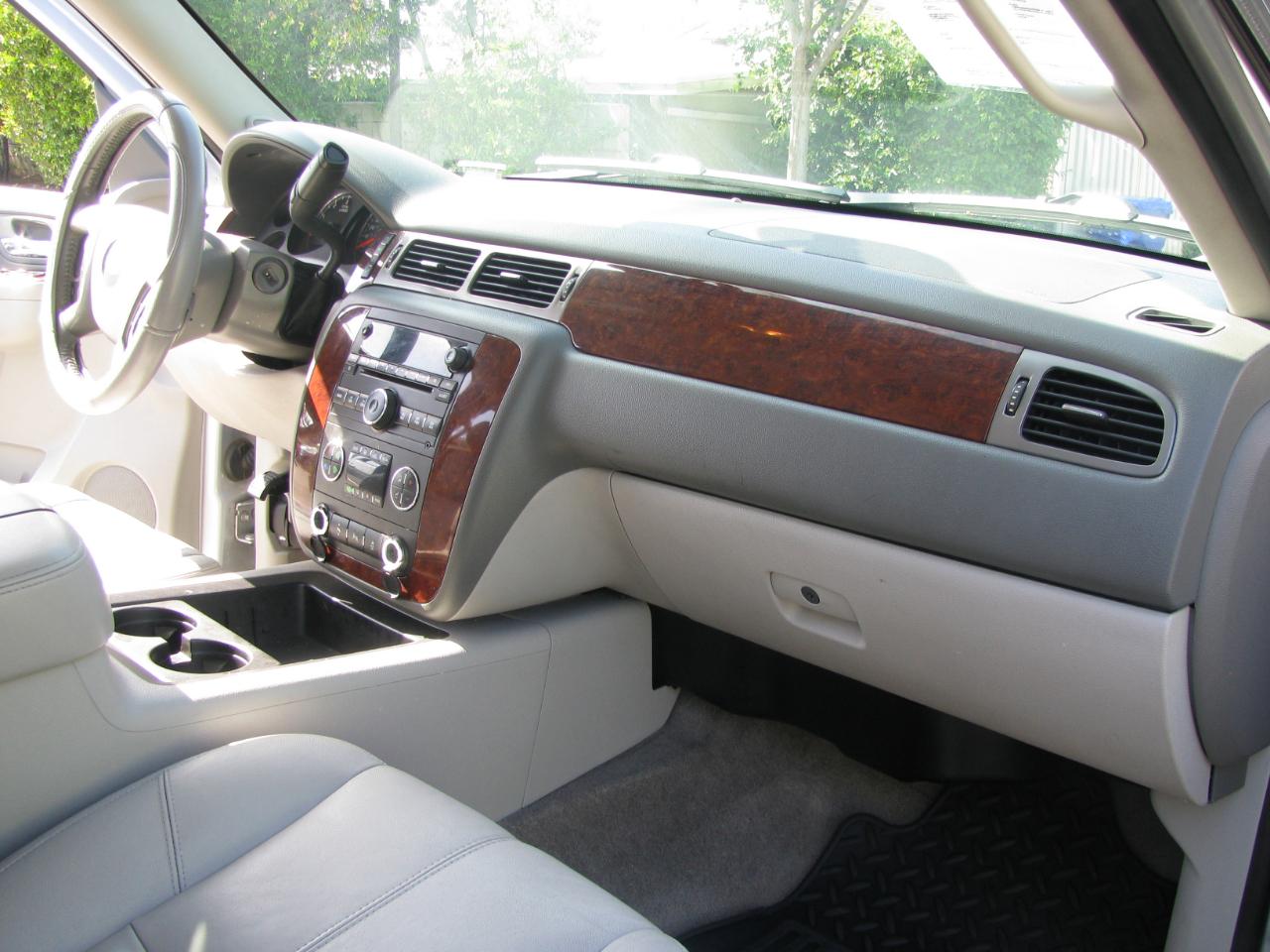 Chevrolet Suburban 2WD 4dr LT 2014