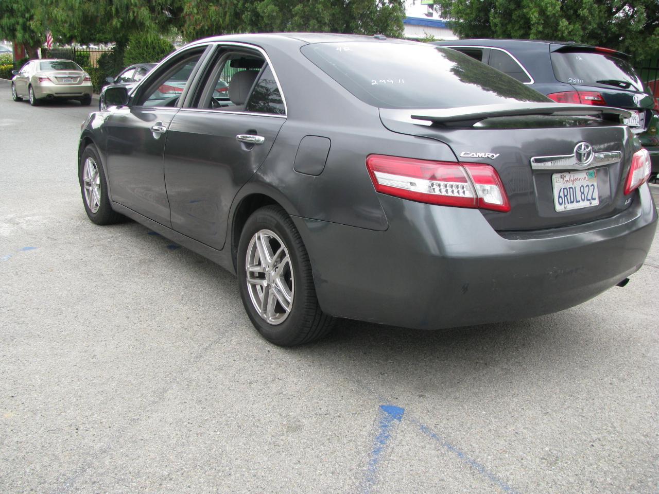 Toyota Camry 4dr Sdn LE Auto 2011
