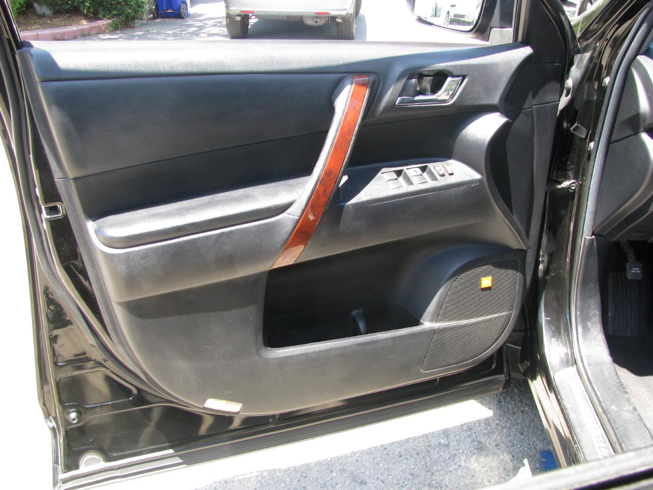 Toyota Highlander FWD 4dr V6 Limited (Natl) 2011