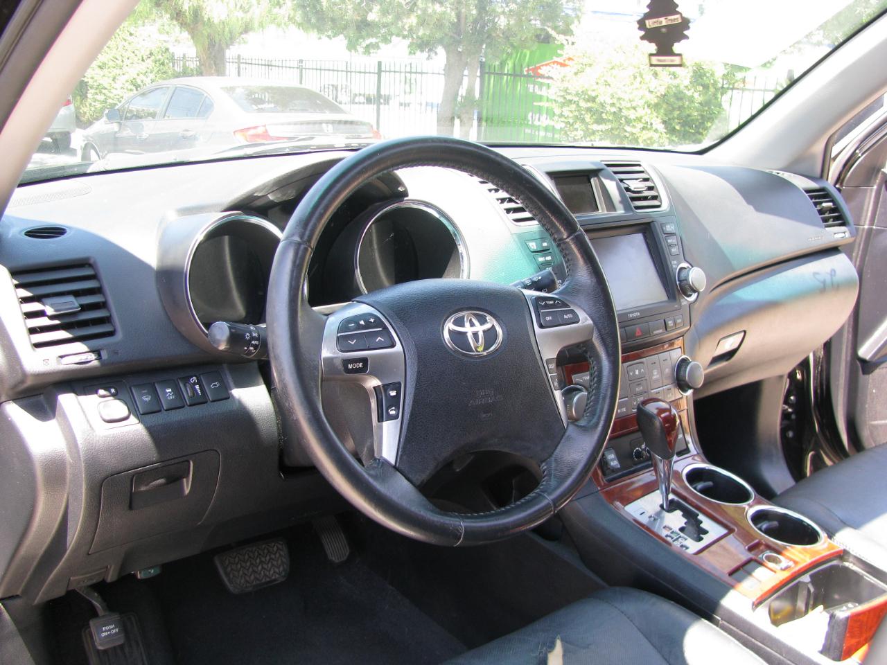 Toyota Highlander FWD 4dr V6 Limited (Natl) 2011