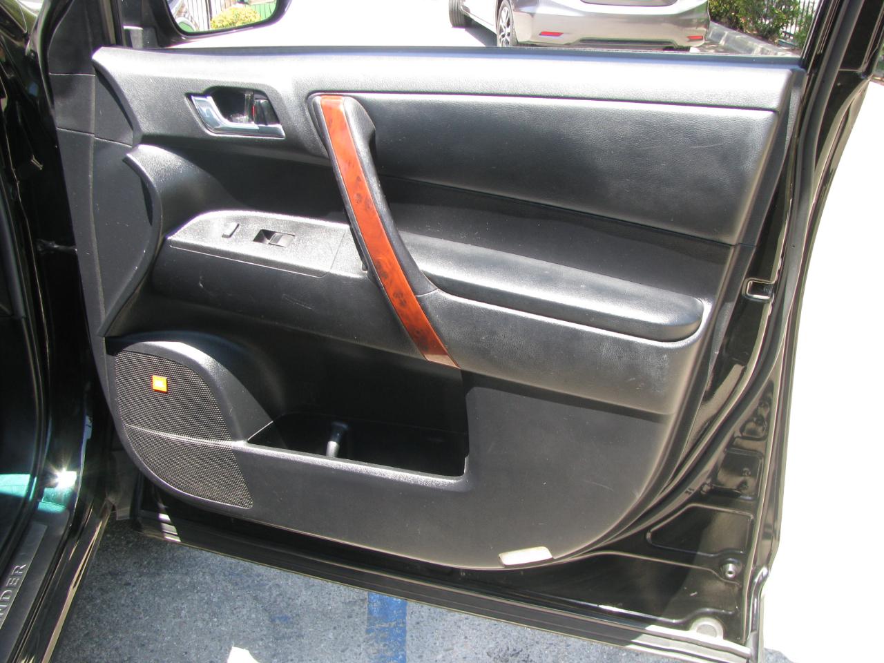 Toyota Highlander FWD 4dr V6 Limited (Natl) 2011
