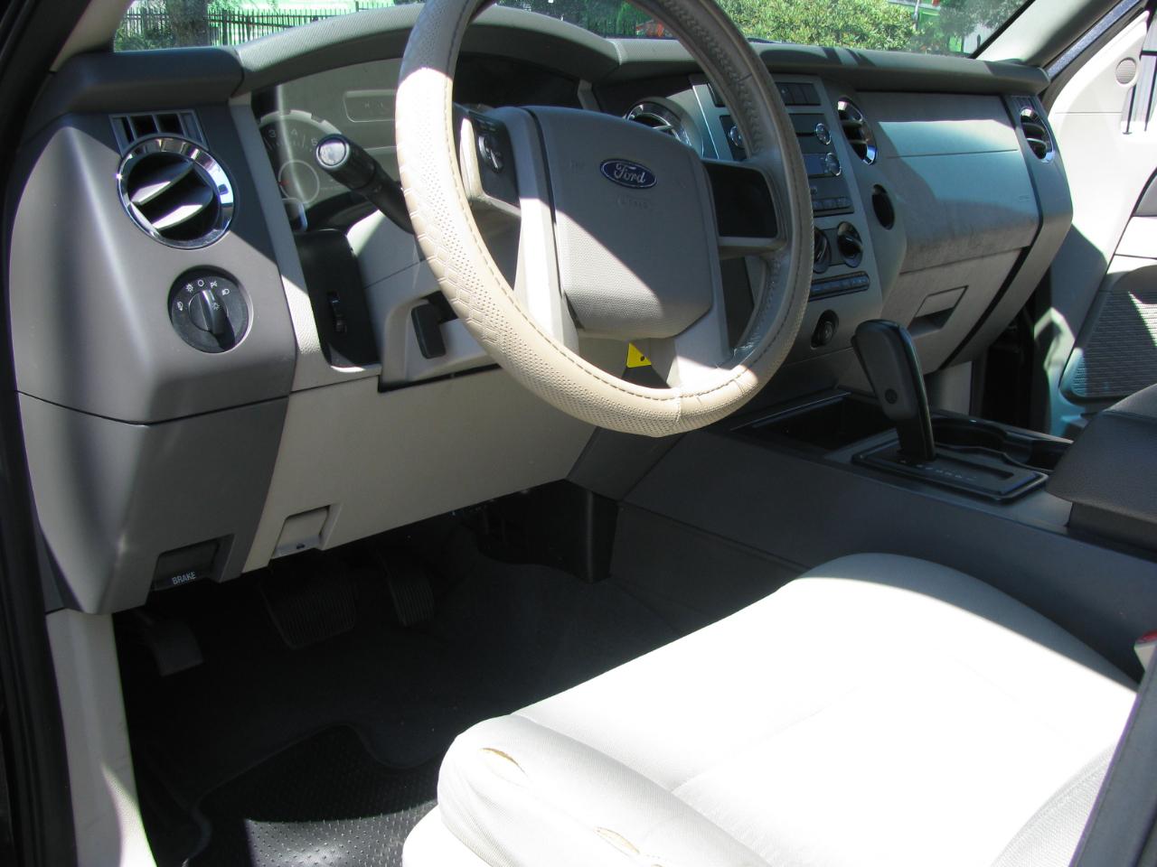 Ford Expedition 4WD 4dr XLT 2010