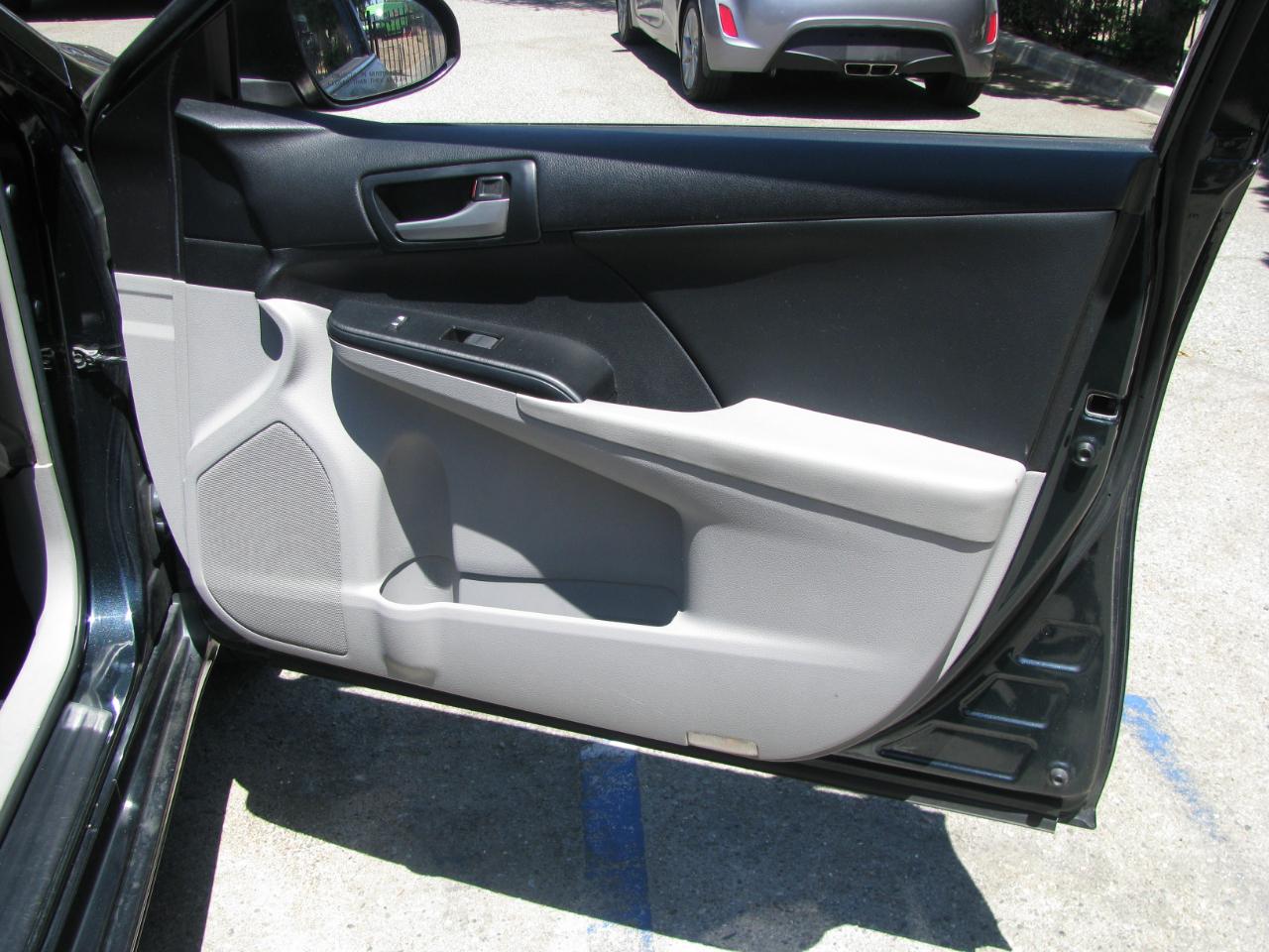 Toyota Camry 4dr Sdn I4 Auto XLE (Natl) 2013