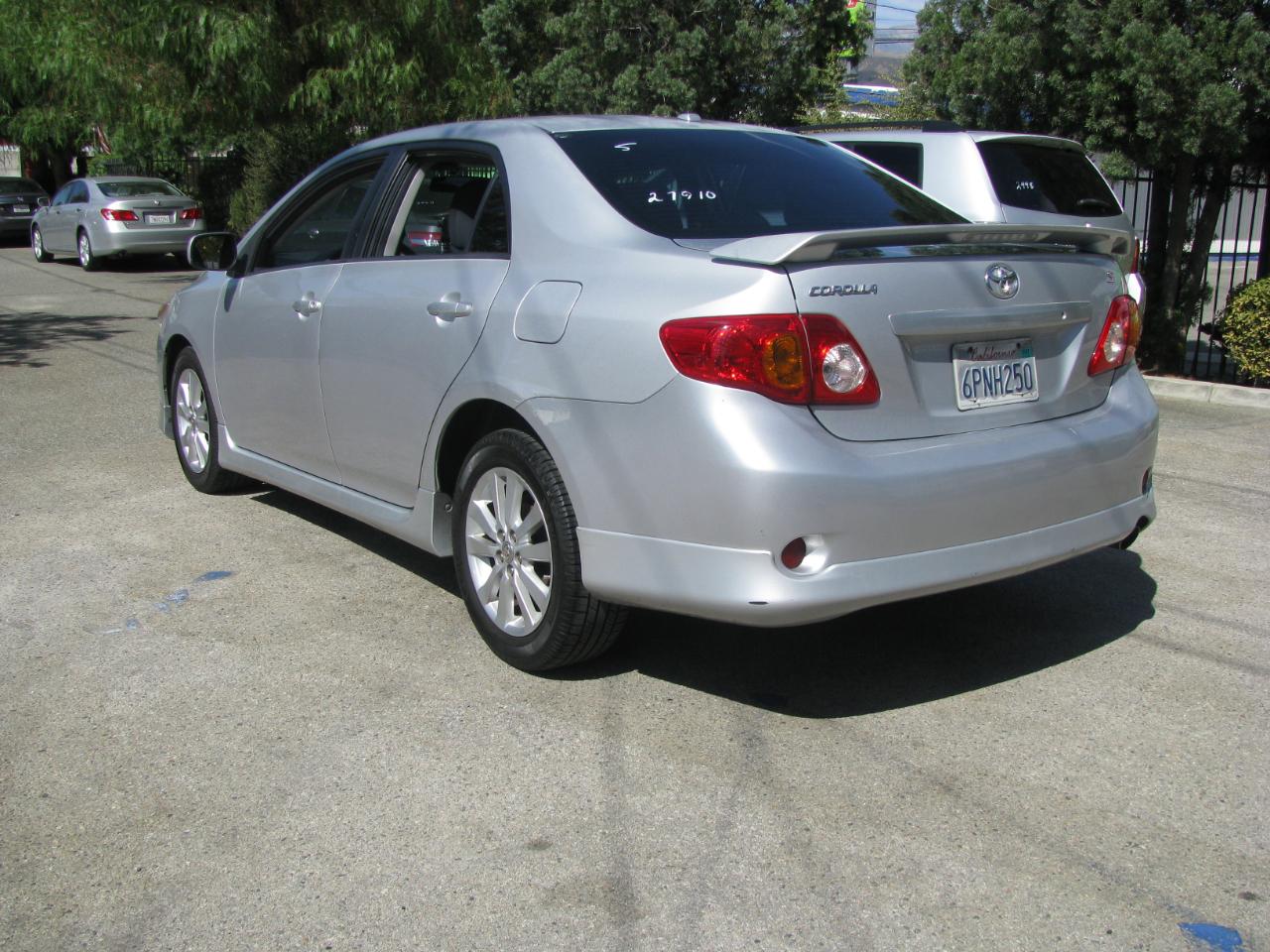 Toyota Corolla 4dr Sdn Man (Natl) 2010