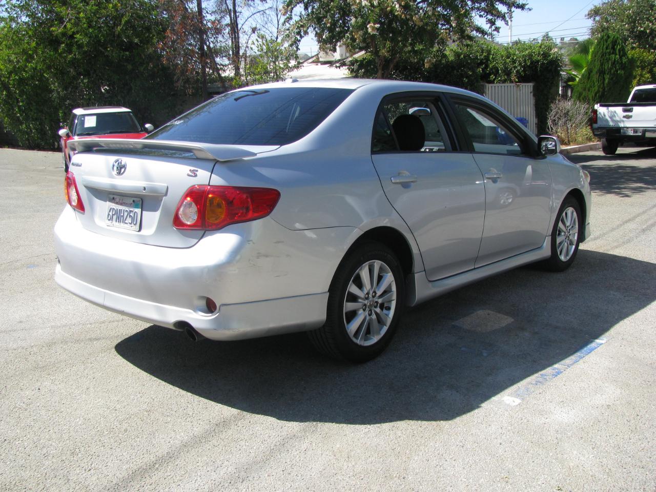 Toyota Corolla 4dr Sdn Man (Natl) 2010