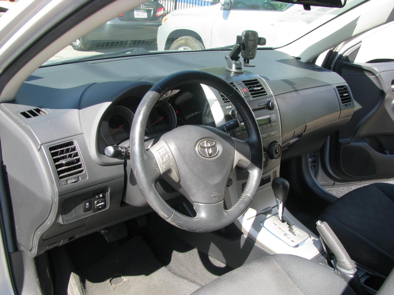 Toyota Corolla 4dr Sdn Man (Natl) 2010