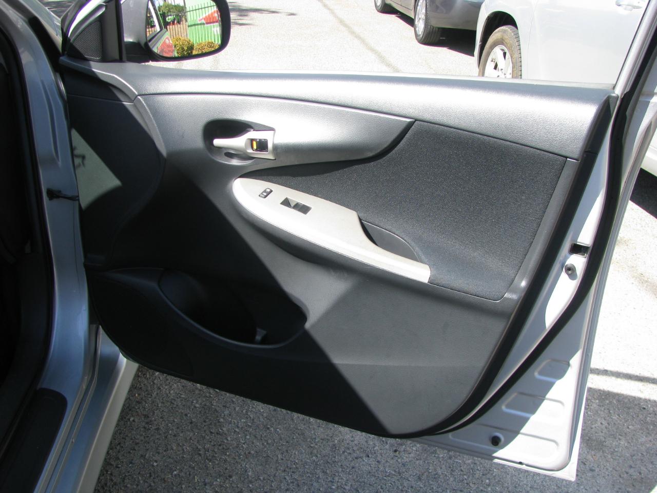 Toyota Corolla 4dr Sdn Man (Natl) 2010