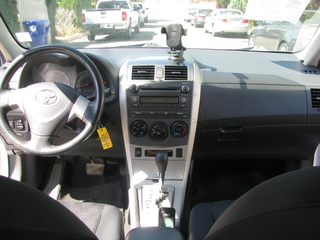 Toyota Corolla 4dr Sdn Man (Natl) 2010