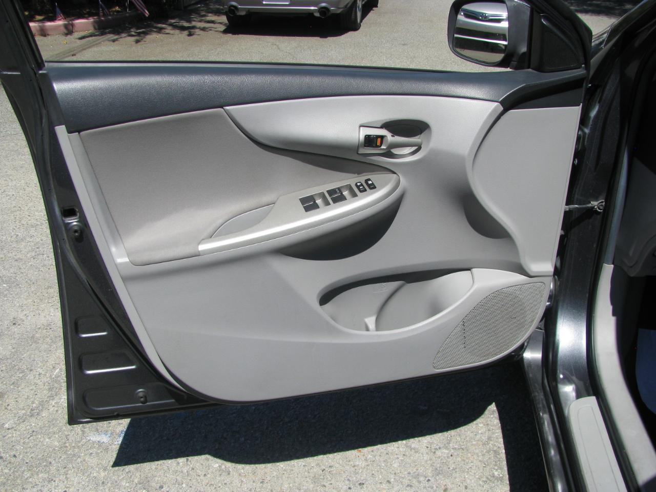 Toyota Corolla 4dr Sdn Auto LE Special Edition (Natl) 2013