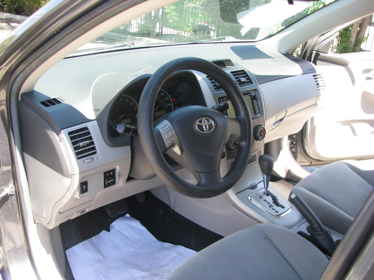 Toyota Corolla 4dr Sdn Auto LE Special Edition (Natl) 2013