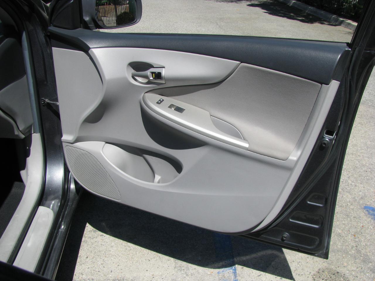 Toyota Corolla 4dr Sdn Auto LE Special Edition (Natl) 2013