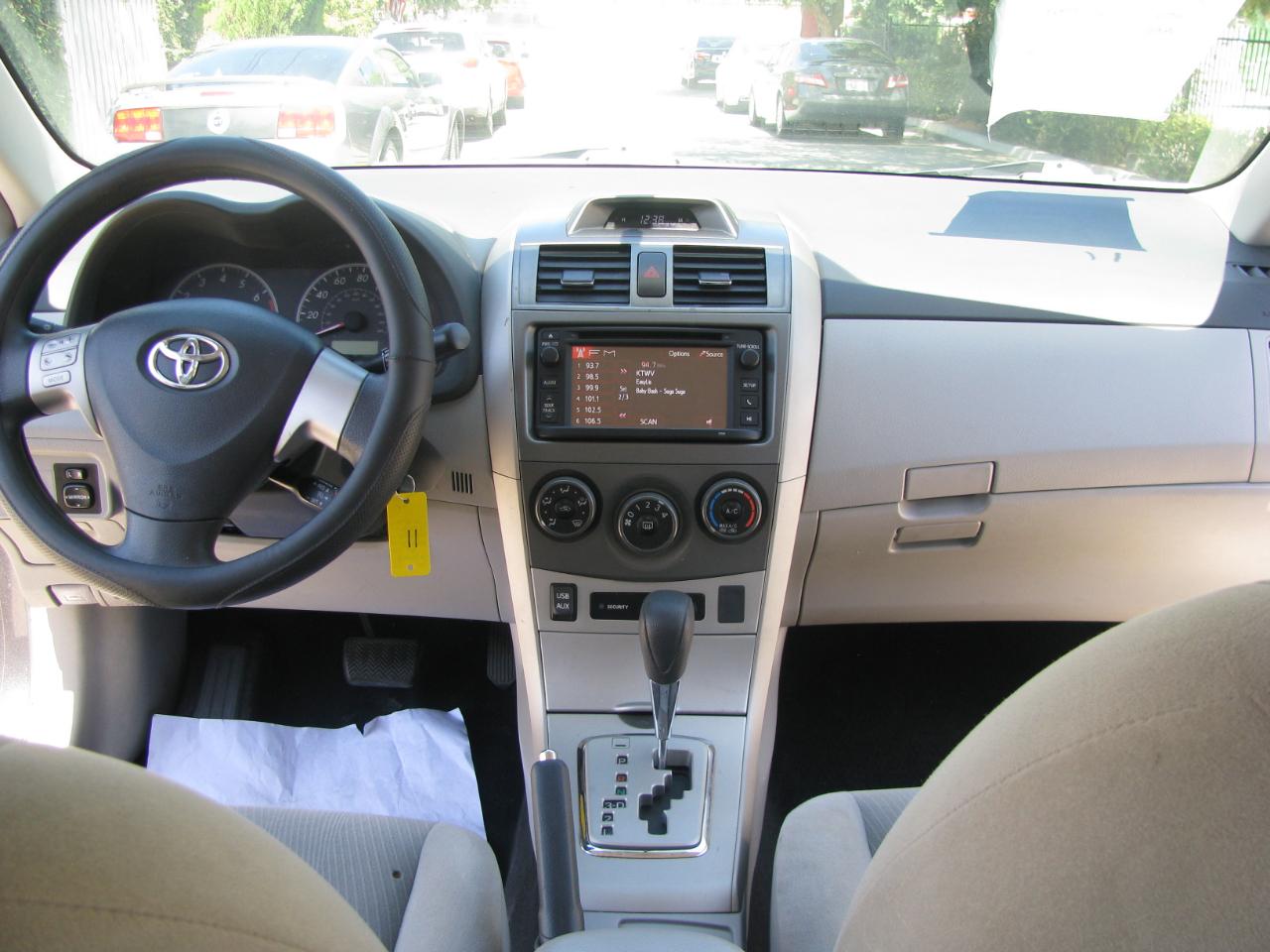 Toyota Corolla 4dr Sdn Auto LE Special Edition (Natl) 2013