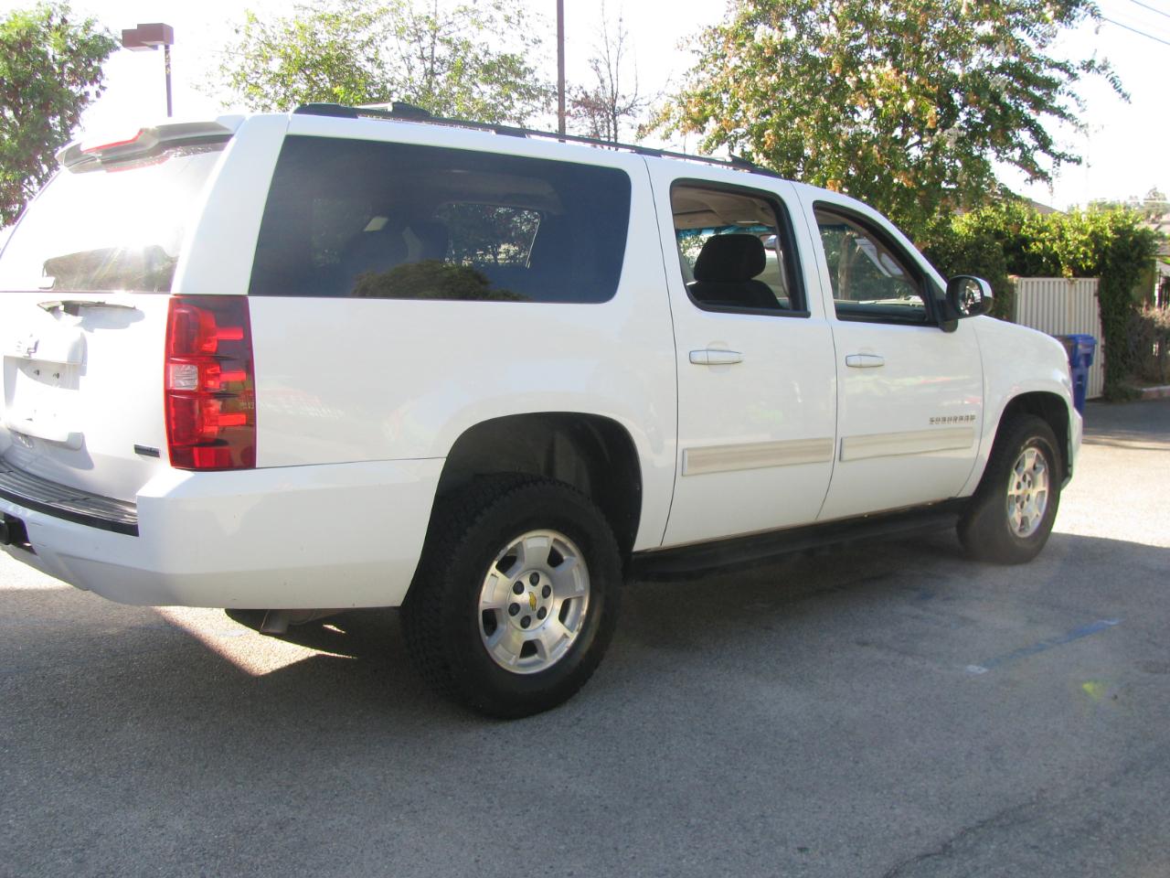 Chevrolet Suburban 4WD 4dr 1500 LS 2011