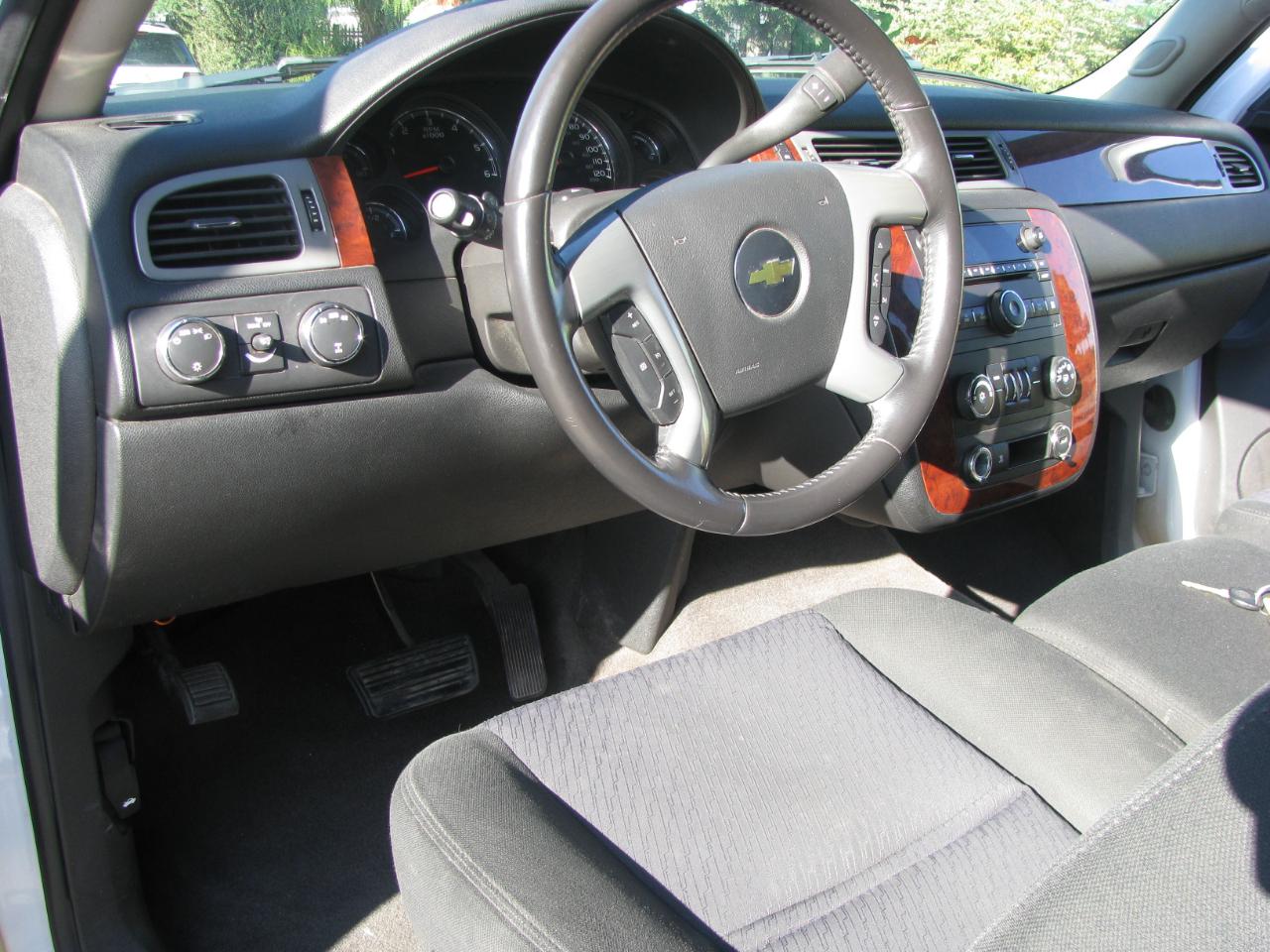 Chevrolet Suburban 4WD 4dr 1500 LS 2011