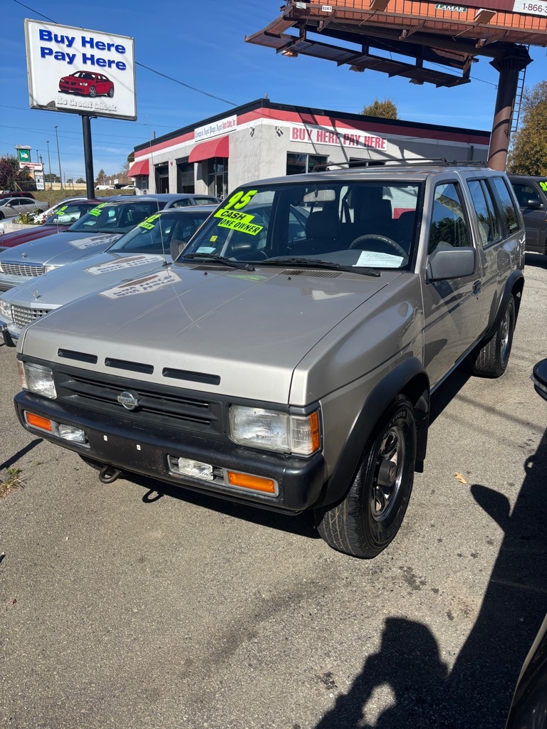 Nissan Pathfinder XE 4-door 4WD 1995