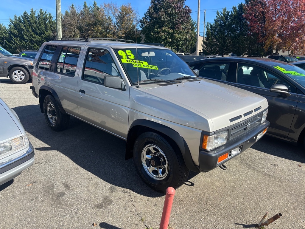 1995 Nissan Pathfinder XE photo 2