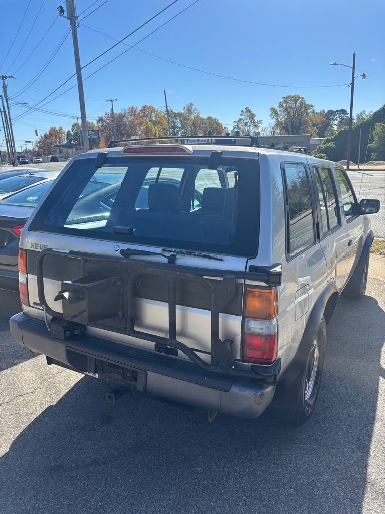 1995 Nissan Pathfinder XE photo 3