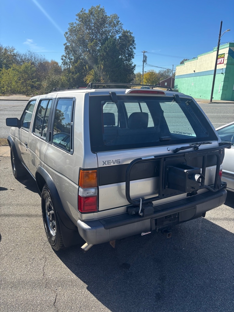 1995 Nissan Pathfinder XE photo 4