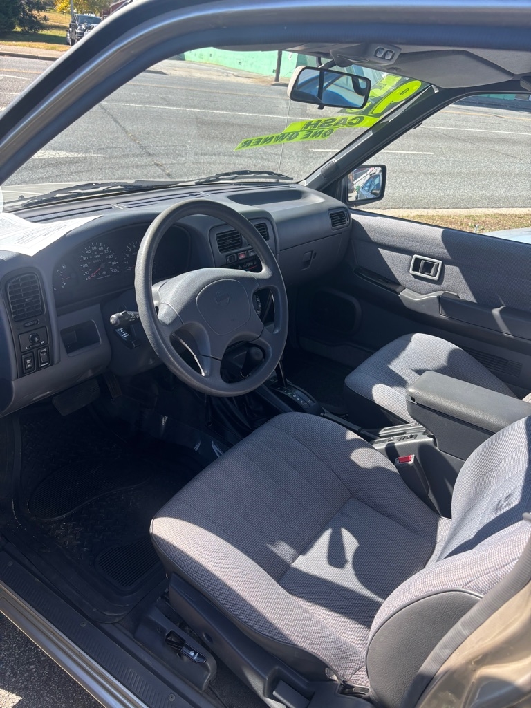 Nissan Pathfinder XE 4-door 4WD 1995