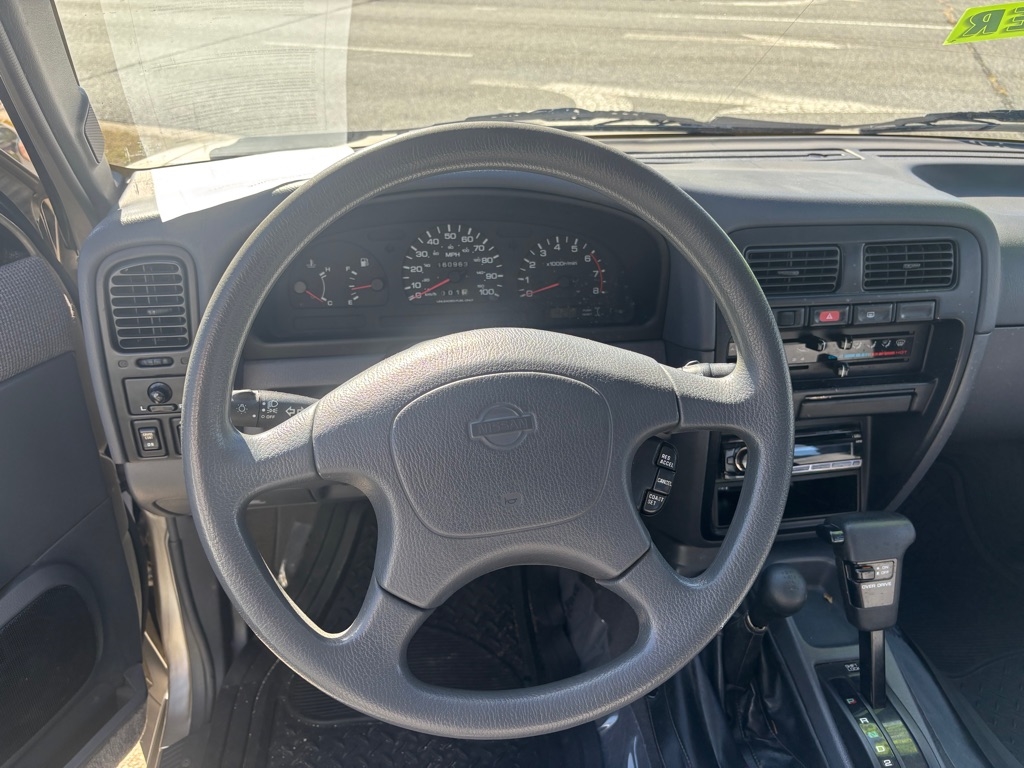 Nissan Pathfinder XE 4-door 4WD 1995