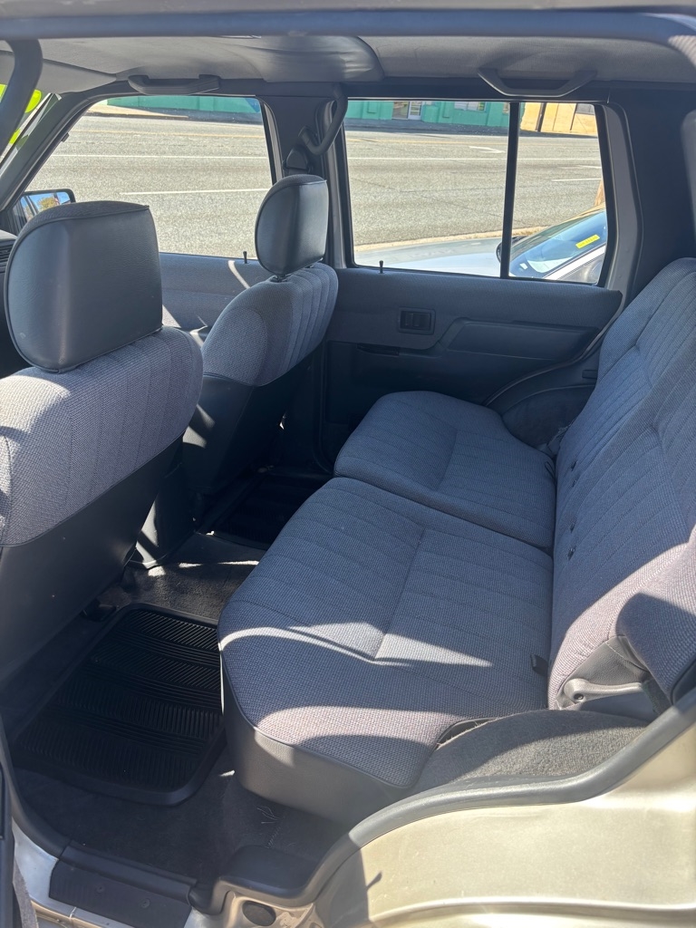 Nissan Pathfinder XE 4-door 4WD 1995