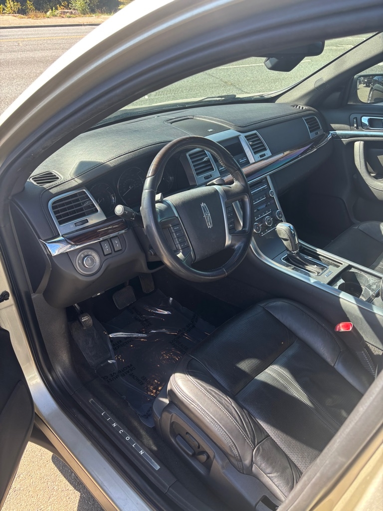 2010 Lincoln MKS photo 2