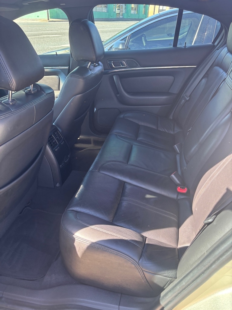 2010 Lincoln MKS photo 4