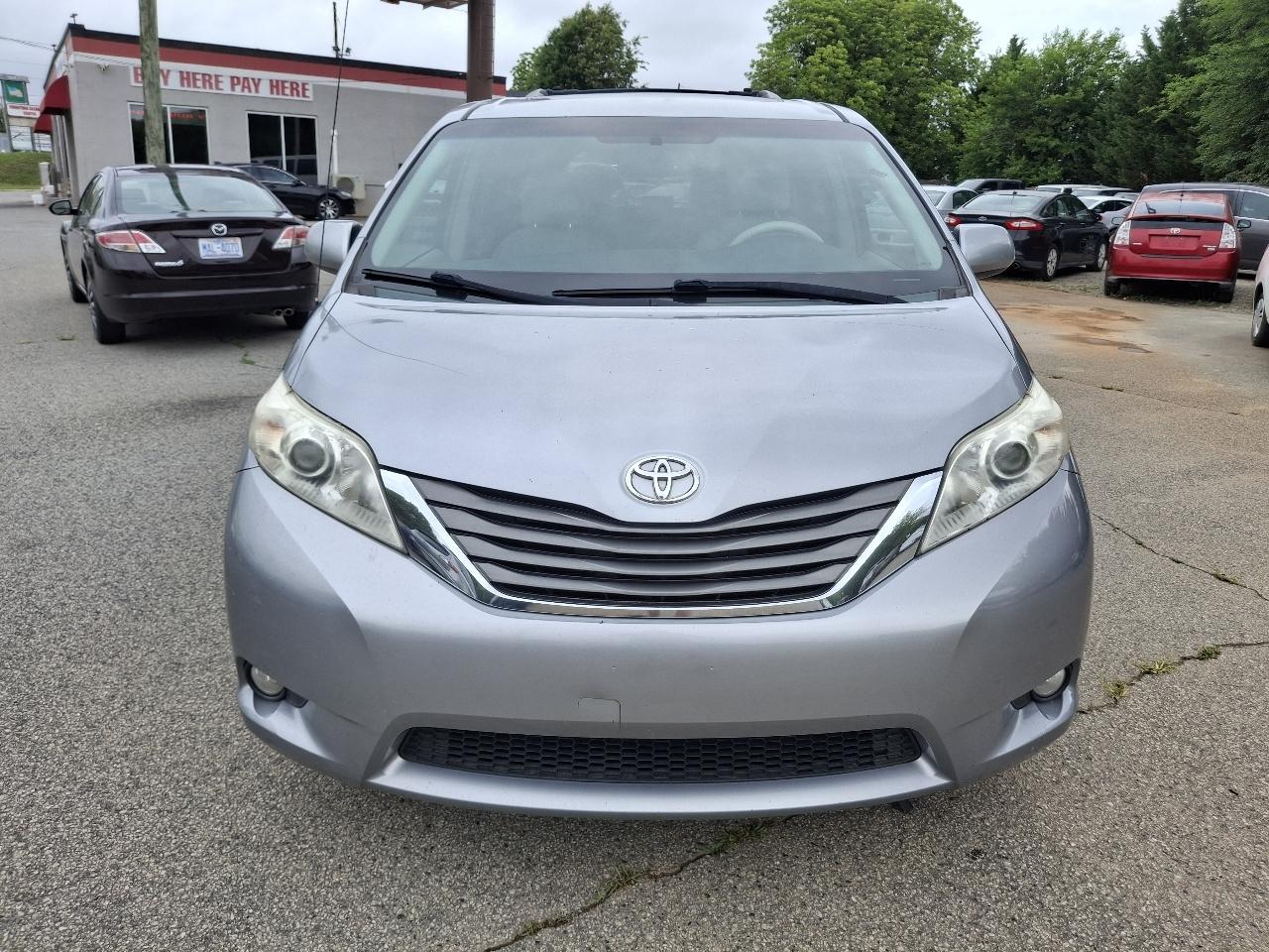 Toyota Sienna XLE FWD 8-Passenger V6 2013