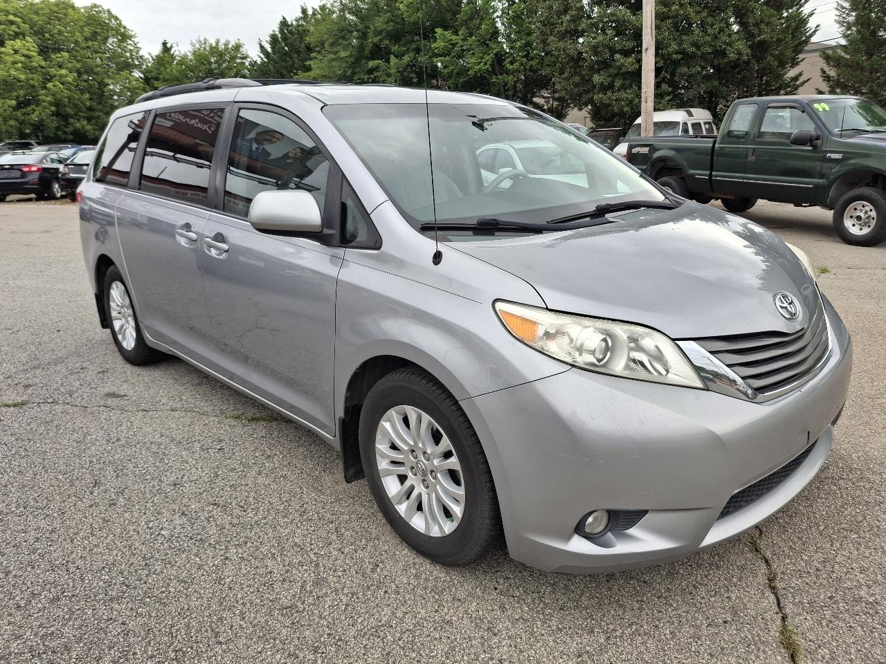 Toyota Sienna XLE FWD 8-Passenger V6 2013