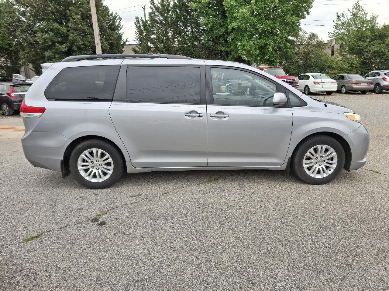 Toyota Sienna XLE FWD 8-Passenger V6 2013