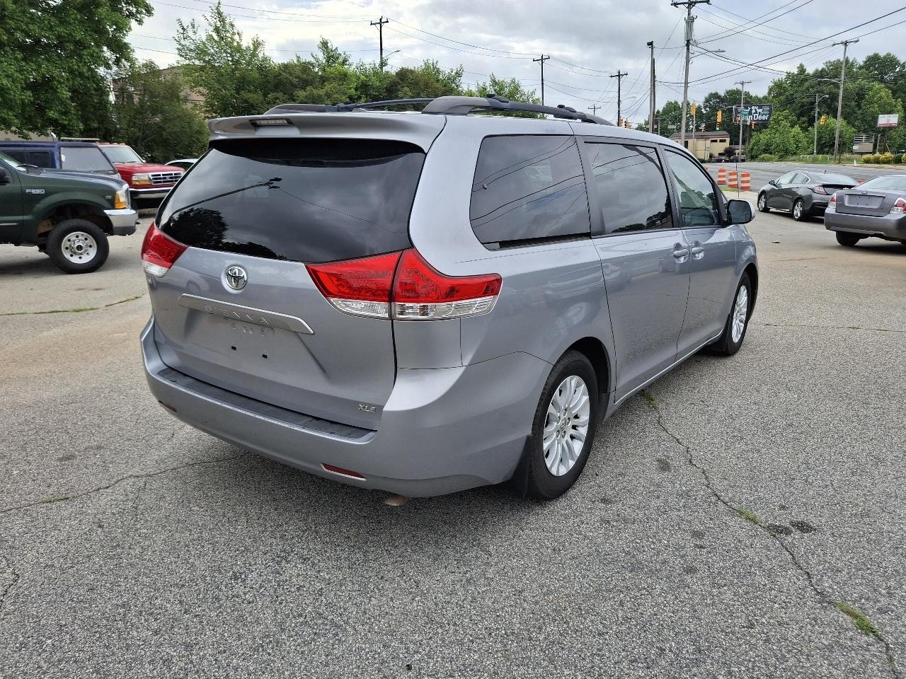 Toyota Sienna XLE FWD 8-Passenger V6 2013
