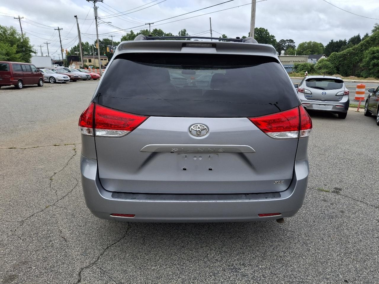 Toyota Sienna XLE FWD 8-Passenger V6 2013