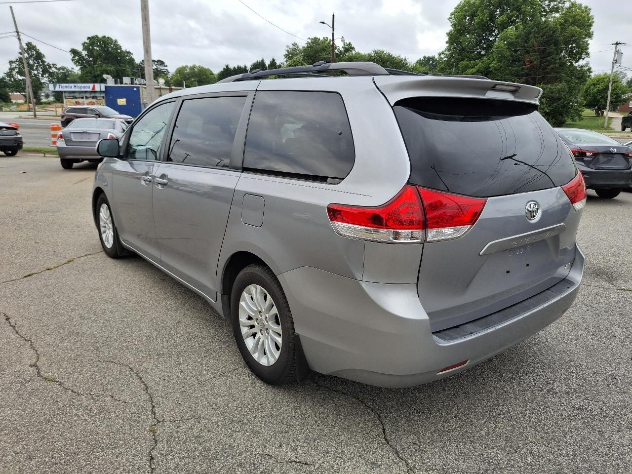 Toyota Sienna XLE FWD 8-Passenger V6 2013