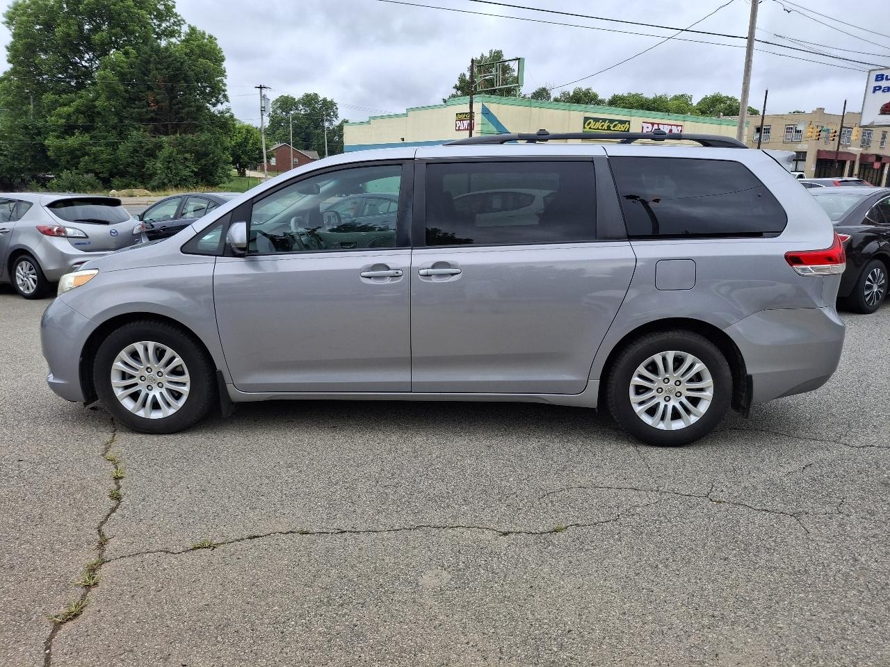Toyota Sienna XLE FWD 8-Passenger V6 2013