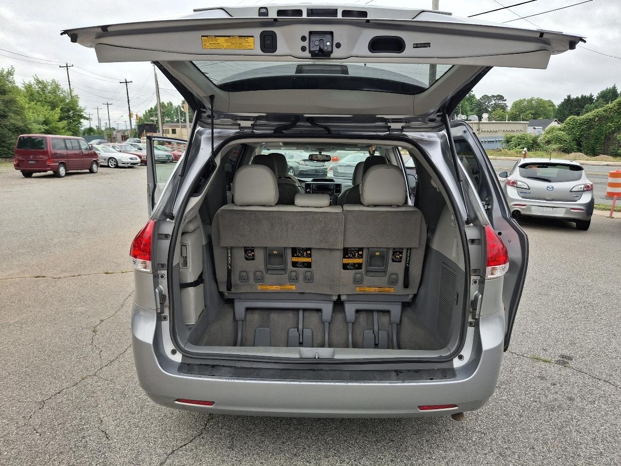 Toyota Sienna XLE FWD 8-Passenger V6 2013