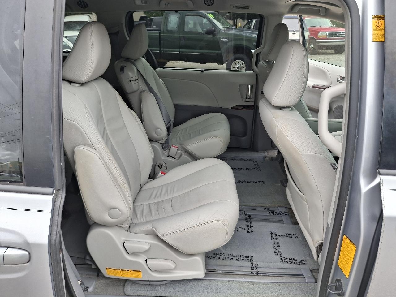 Toyota Sienna XLE FWD 8-Passenger V6 2013