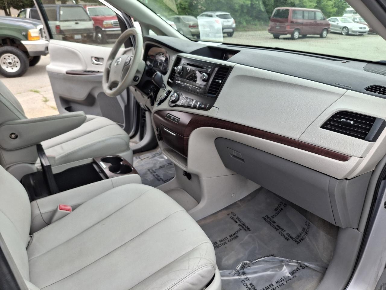 Toyota Sienna XLE FWD 8-Passenger V6 2013