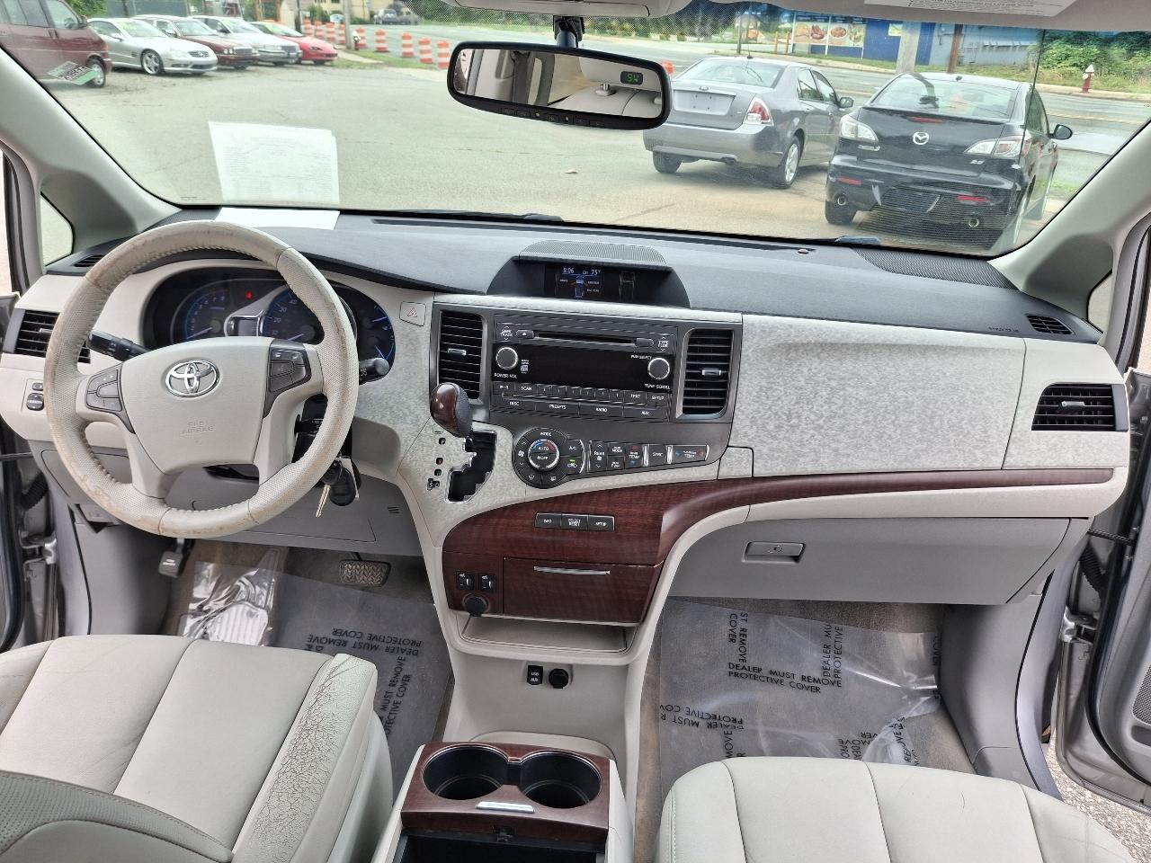Toyota Sienna XLE FWD 8-Passenger V6 2013