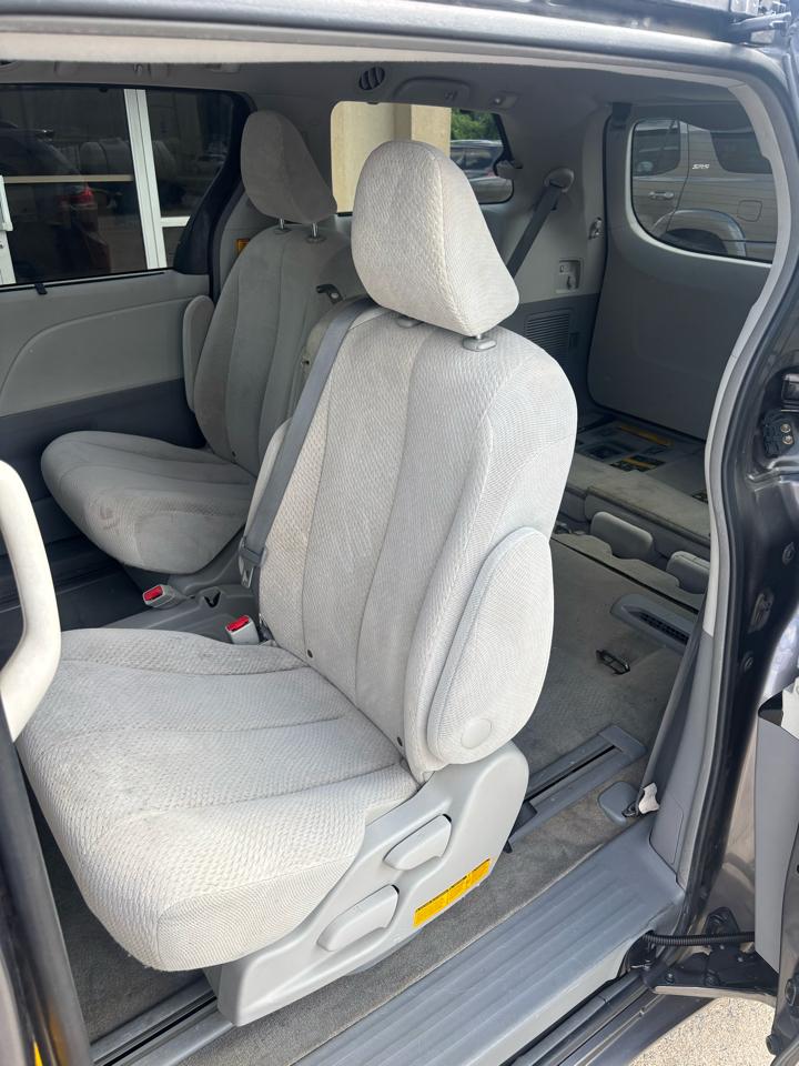 Toyota Sienna LE FWD 8-Passenger V6 2013