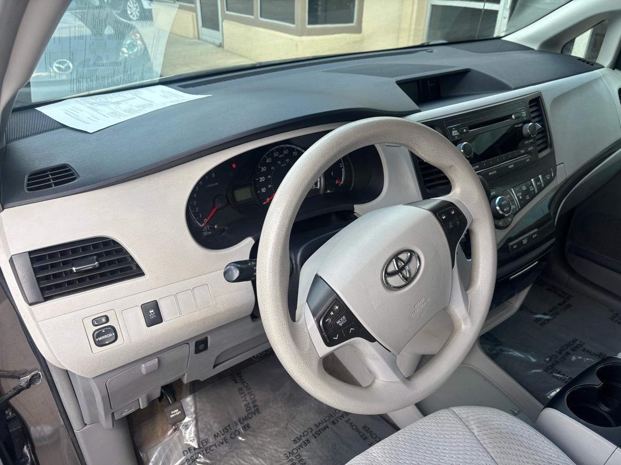 Toyota Sienna LE FWD 8-Passenger V6 2013