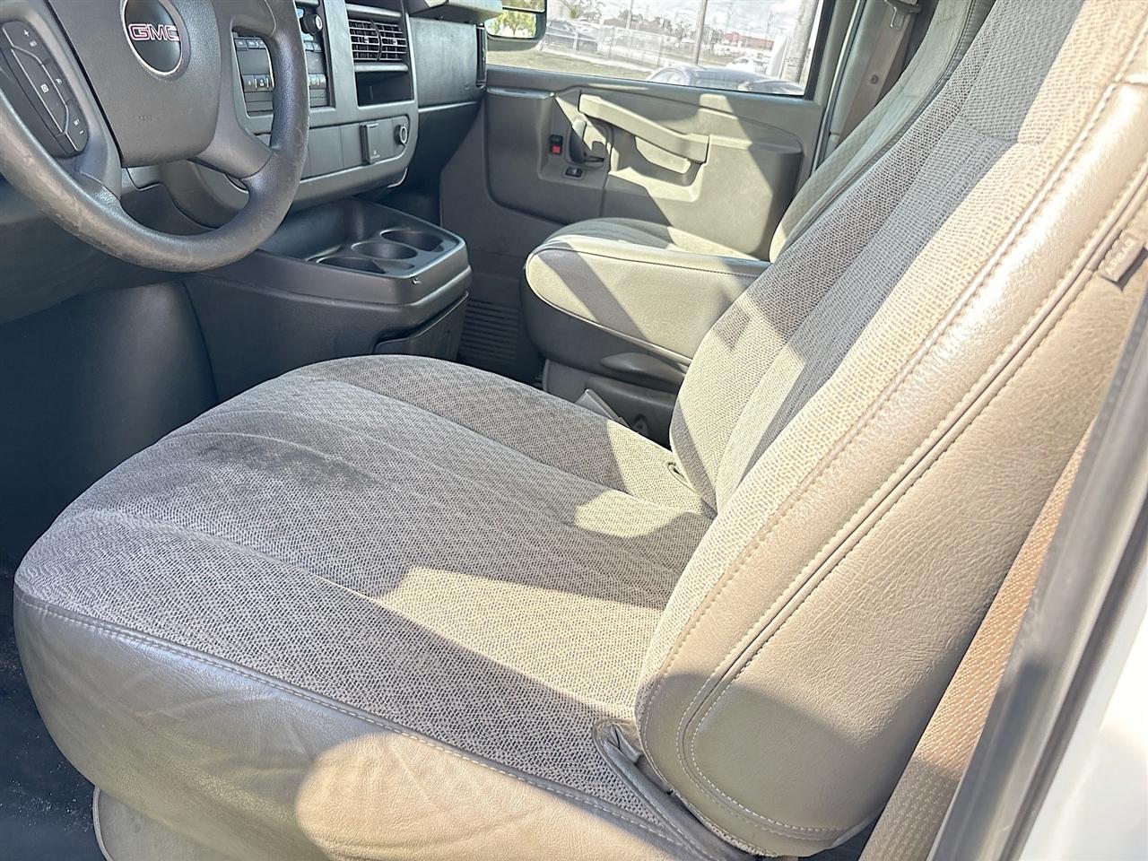 GMC Savana Cargo Van RWD 2500 135" 2017