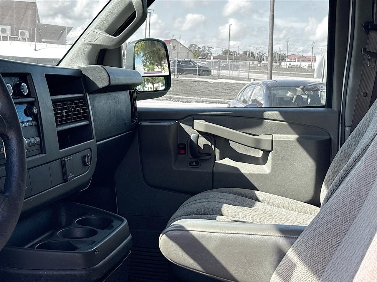 GMC Savana Cargo Van RWD 2500 135" 2017