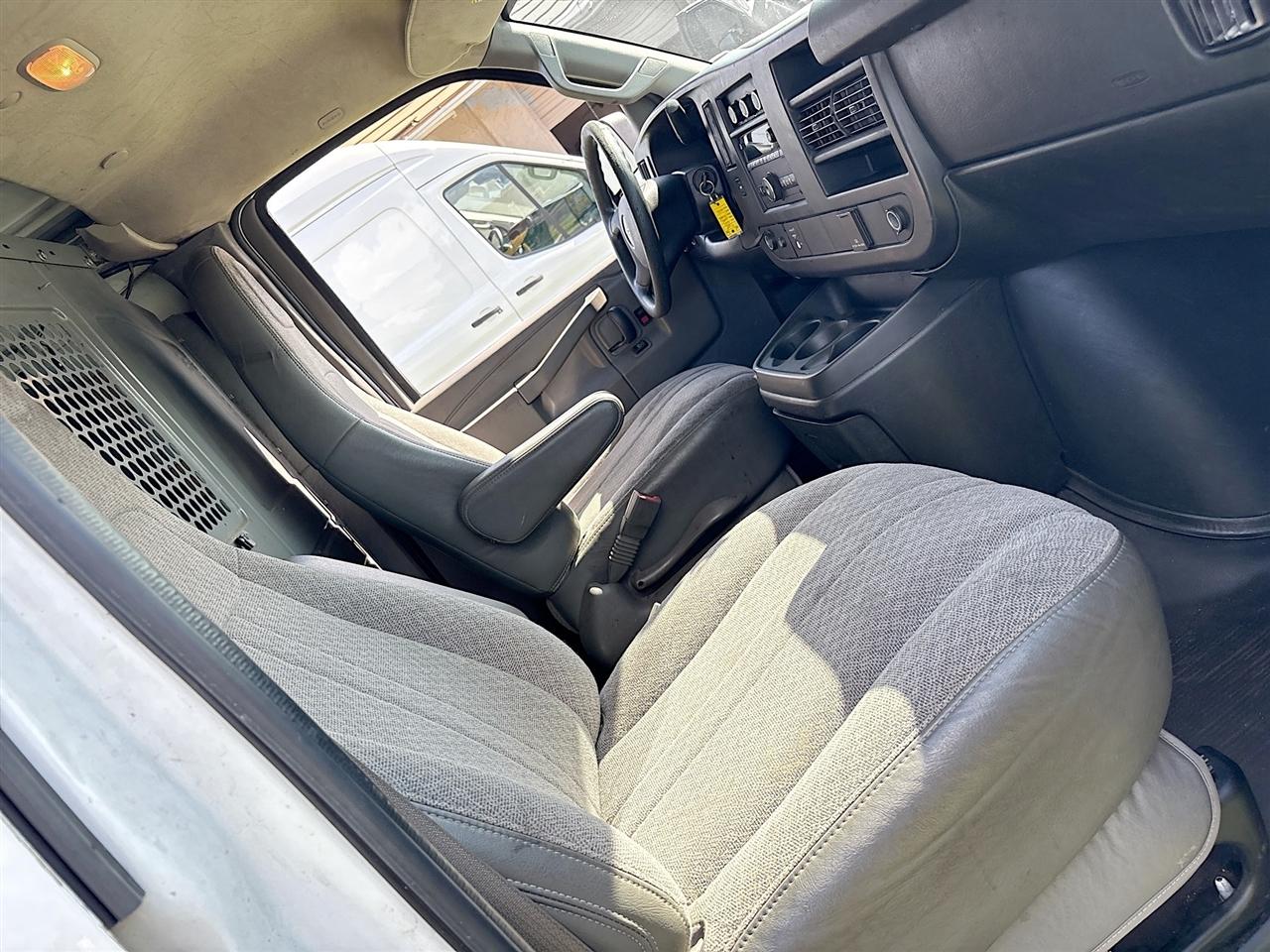 GMC Savana Cargo Van RWD 2500 135" 2017