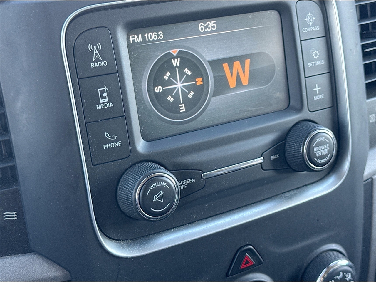 RAM 1500 4WD Crew Cab 140.5" Tradesman 2016 RAM 1500 4WD Crew Cab 140.5" Tradesman 2016