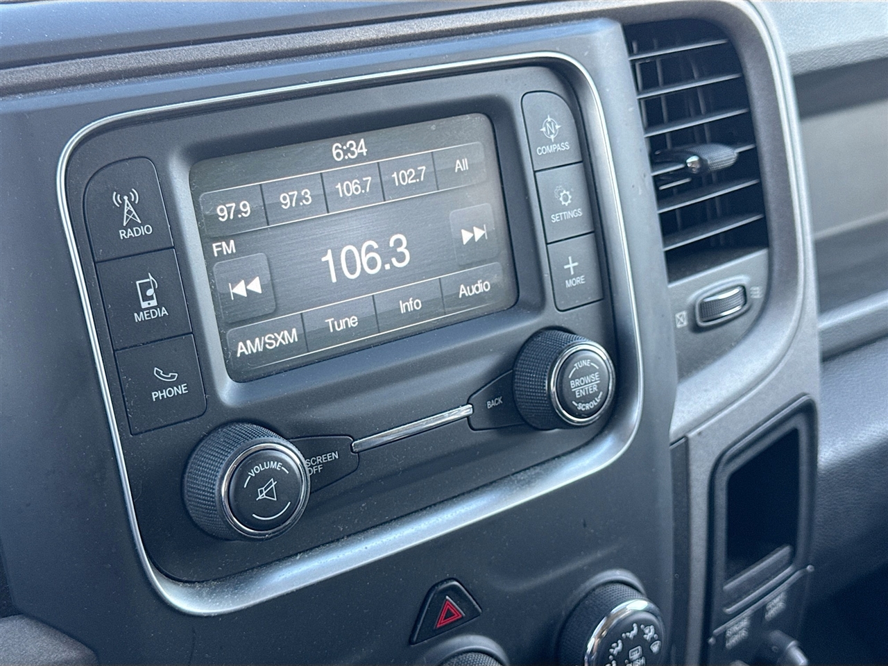 RAM 1500 4WD Crew Cab 140.5" Tradesman 2016 RAM 1500 4WD Crew Cab 140.5" Tradesman 2016