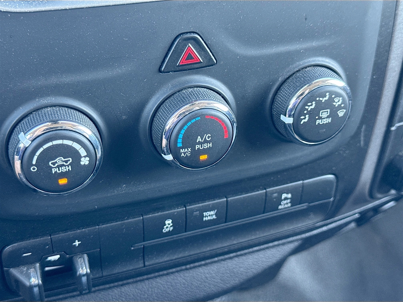 RAM 1500 4WD Crew Cab 140.5" Tradesman 2016 RAM 1500 4WD Crew Cab 140.5" Tradesman 2016